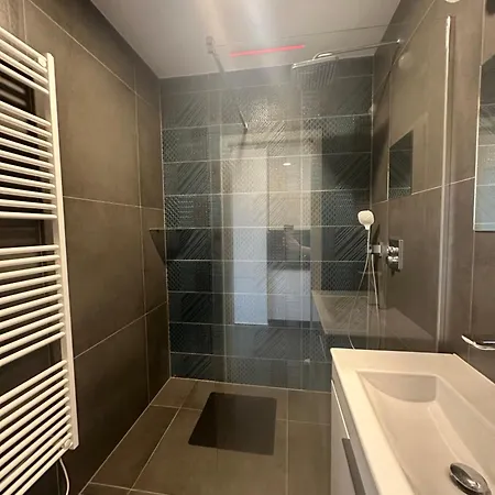 Light Near Center With Easy Transport Access Apartmán