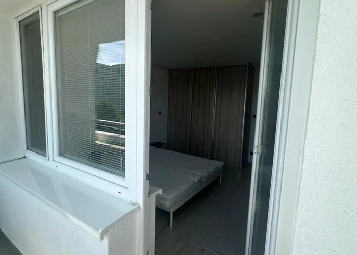 Light Near Center With Easy Transport Access 아파트 *