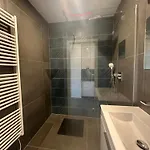 Light Near Center With Easy Transport Access Apartmán